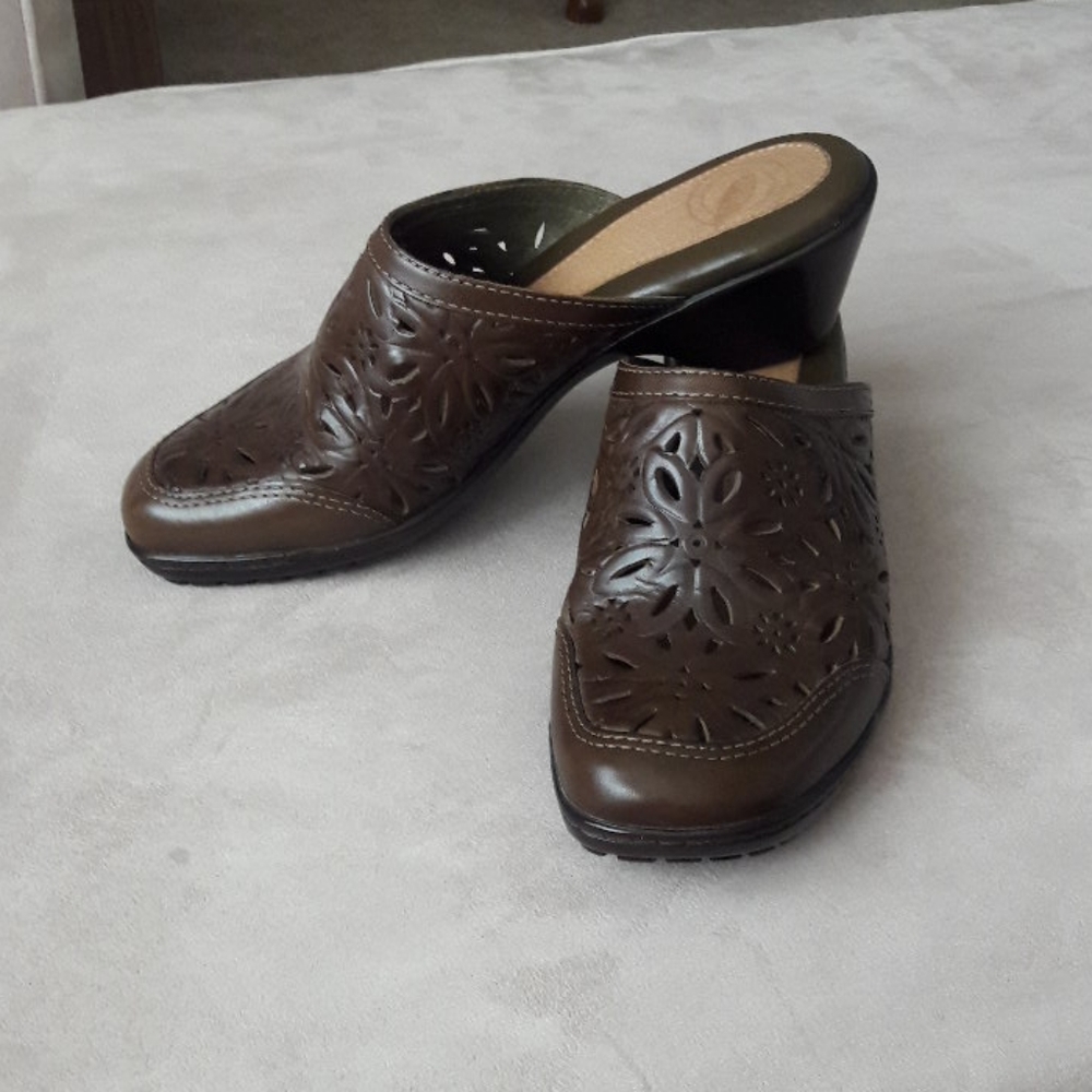 Brown slides sz 6